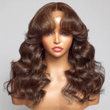 Perruque ondulée marron avec frange, en dentelle frontale 13x6, contour des cheveux délicat et effet naturel
