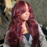 Perruque en cheveux humains bordeaux 13x4|13X6, avec frange rideau en dentelle frontale, coiffée.