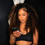 Perrque Lace Front sans colle 13x6 Bonnet ajusté sur mesure, avec effet peau fondue et boucles "Wand Curls" couleur mèches.