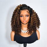 Perrque Lace Front sans colle 13x6 Bonnet ajusté sur mesure, avec effet peau fondue et boucles "Wand Curls" couleur mèches.