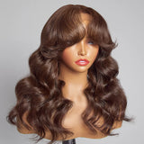 Perruque ondulée marron avec frange, en dentelle frontale 13x6, contour des cheveux délicat et effet naturel